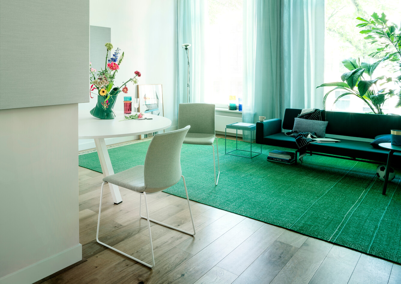 Well, Aero Royal Ahrend Well sled base chairs upholstered in green at Kvadrat store in Amsterdam DSF3245