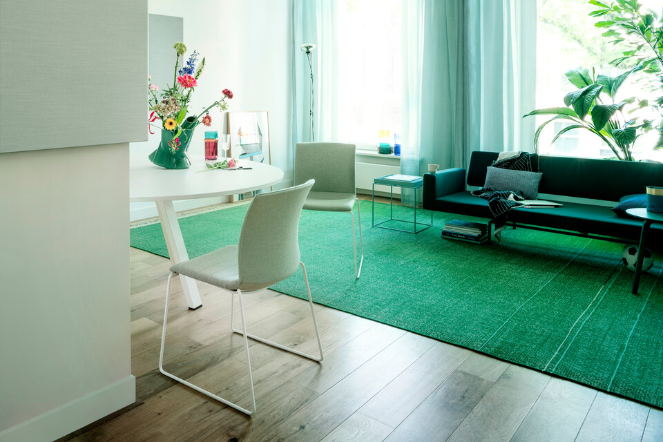 Well, Aero Royal Ahrend Well sled base chairs upholstered in green at Kvadrat store in Amsterdam DSF3245