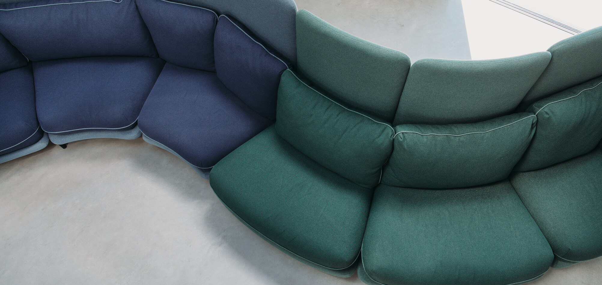 Embrace Royal Ahrend Embrace sofa upholstered in green and blue at HofmanDujardin office in Diemen EB012