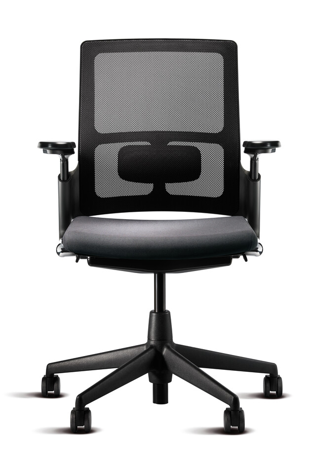 2020 Verta Royal Ahrend 2020 Verta office chair upholstered in dark grey with and black base with armrests in standard position front view