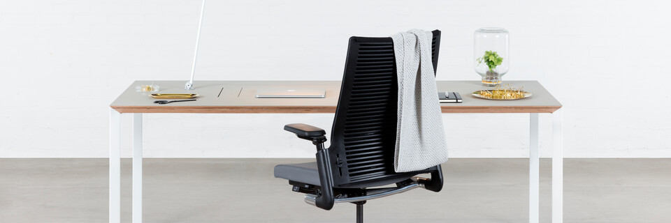 Delta, 2020 Extra Verta Royal Ahrend Delta table in white with beige tabletop with blue 020 Extra Verta office chair front view