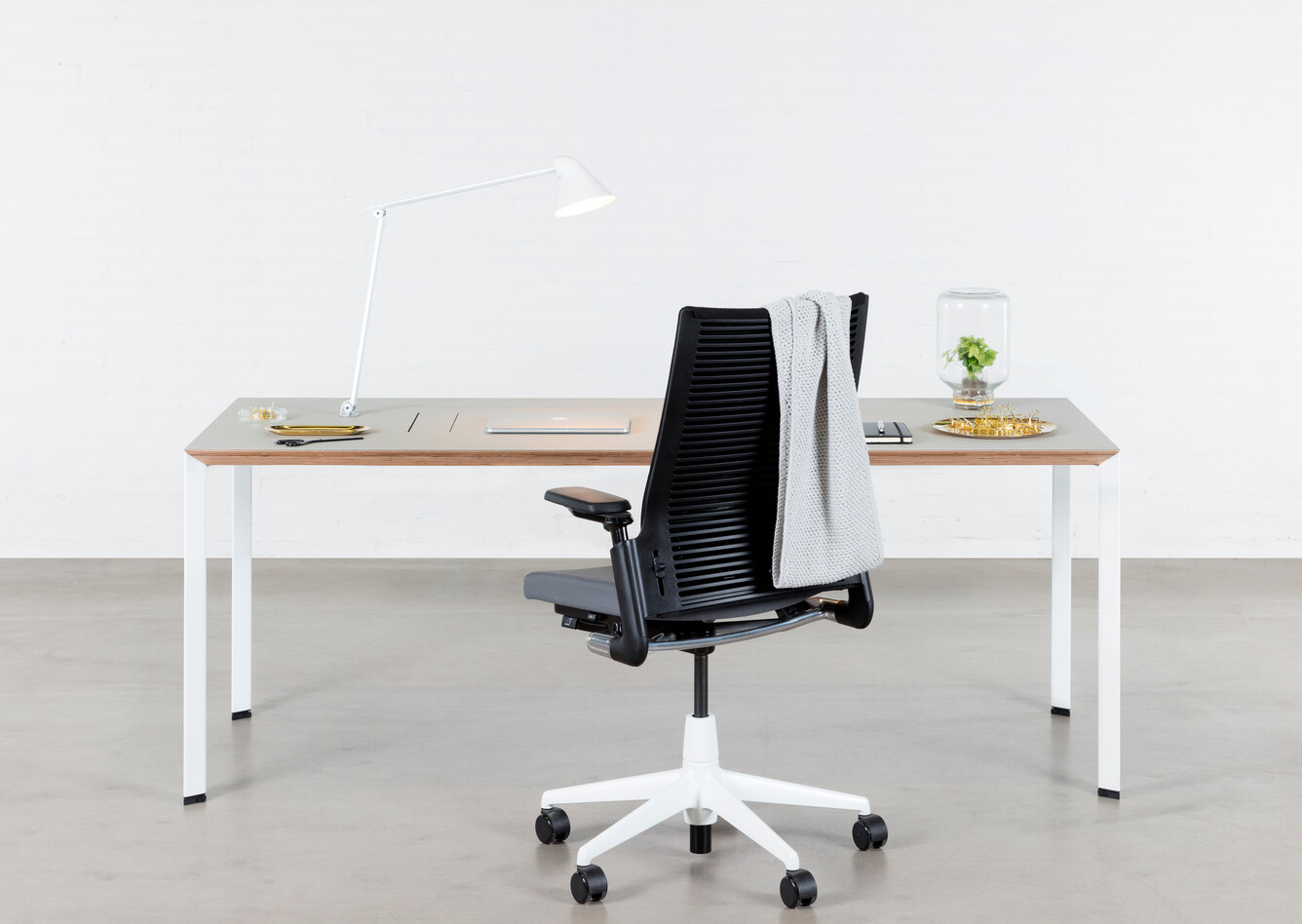 Delta, 2020 Extra Verta Royal Ahrend Delta table in white with beige tabletop with blue 020 Extra Verta office chair front view