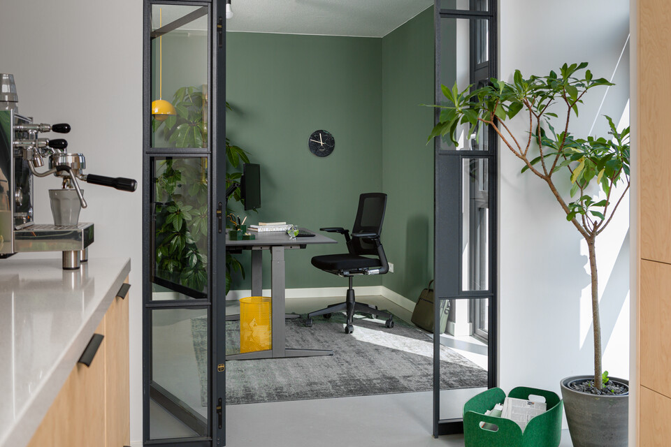 Balance Lift, 2020 Extra Verta Royal Ahrend balance workstation in grey with charcoal tabletop and 2020 Verta office chair upholstered in black interior view