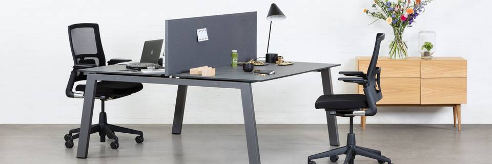 Balance, 2020 Verta, S25 Royal Ahrend Balance 4 leg dual workstation in anthracite with charcoal tops and grey screen with black 2020 office chairs front left view