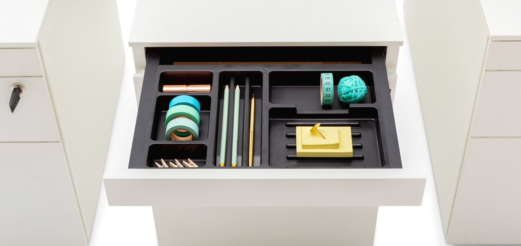 Ladeblok / Pedestal Royal Ahrend Pedestals in white with open pen trays and turquoise office supplies front detail view