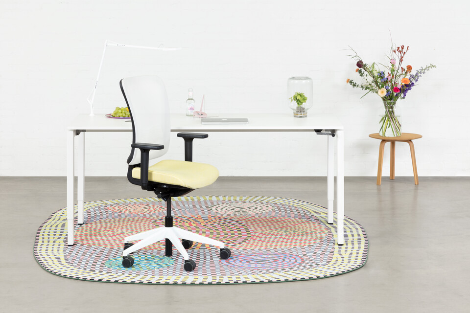 Balance, SQALA Royal Ahrend Balance 4 leg in white with yellow and white SQALA office chair with karpet front view