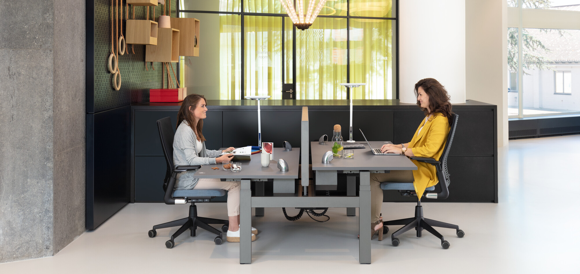 Balance, 2020 Extra Verta Royal Ahrend Comfort workstation in showroom Sint Oedenrode 06