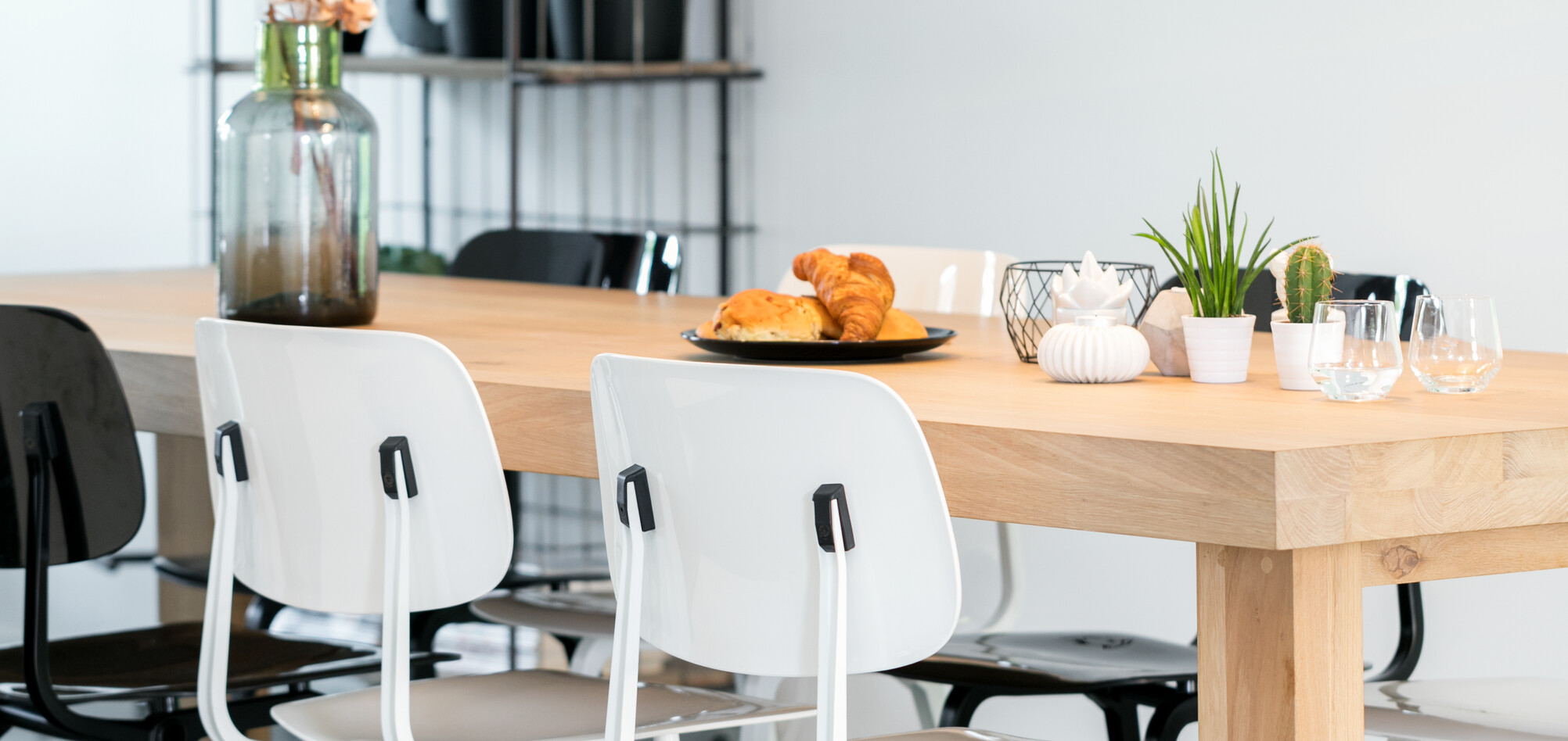 Revolt Royal Ahrend Revolt chairs in white and black at Stijnstijl in Rosmalen 0803