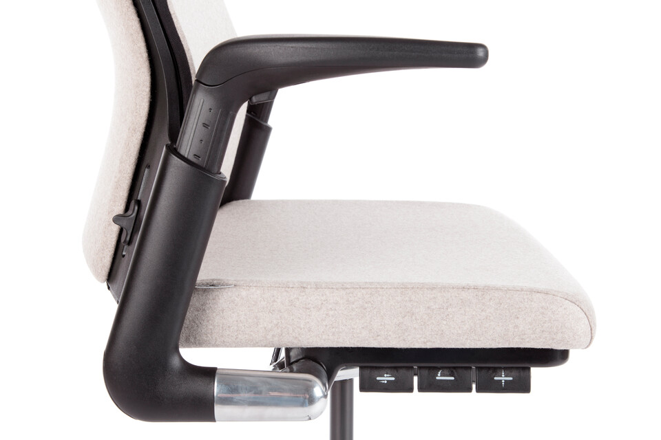 2020 Extra Verta Royal Ahrend 2020 Extra Verta office chair fully upholstered in off white with height adjustable armrest left side view