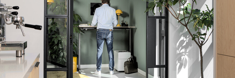 Balance, Pedestal Royal Ahrend balance workstation in grey with oak tabletop in standing position with male model interior view