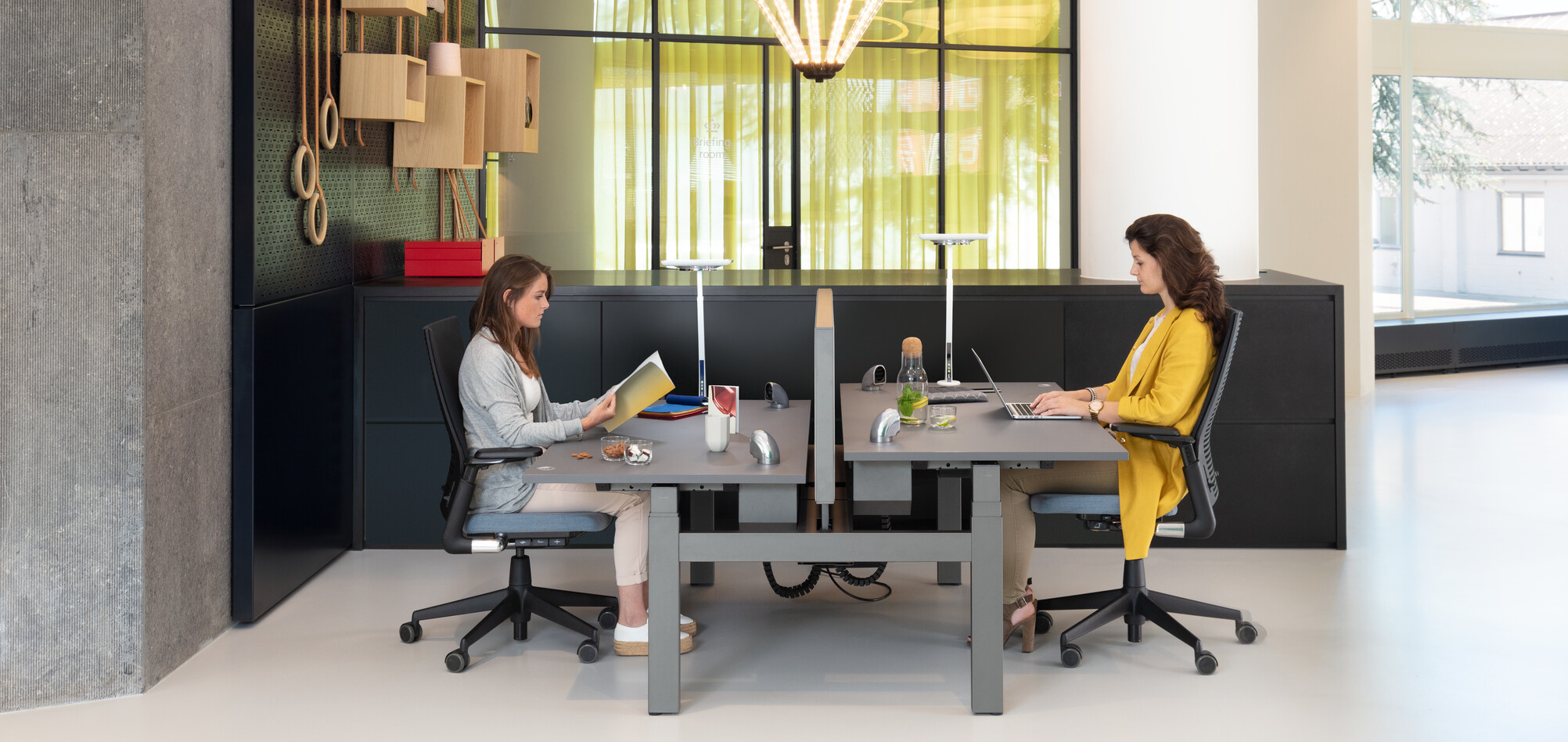 Balance, 2020 Extra Verta Royal Ahrend Comfort workstation in showroom Sint Oedenrode 07