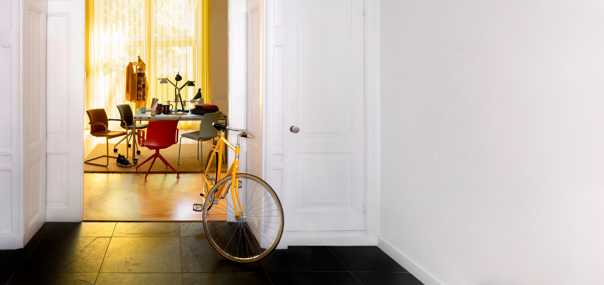 Well, Move Royal Ahrend Well chairs with yellow bike at Kvadrat store in Amsterdam DSF3216B