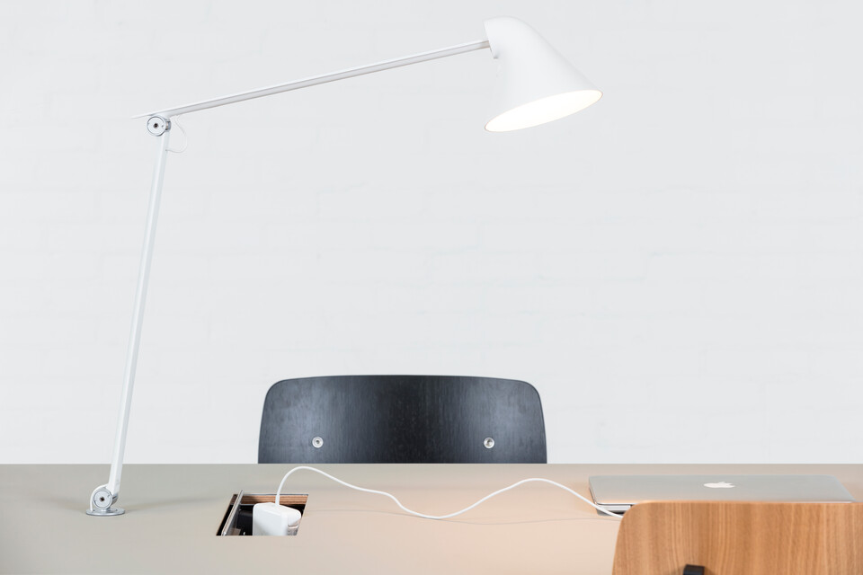 Delta Royal Ahrend Delta table with beige tabletop with cutout open charging laptop and white table lamp front detail view