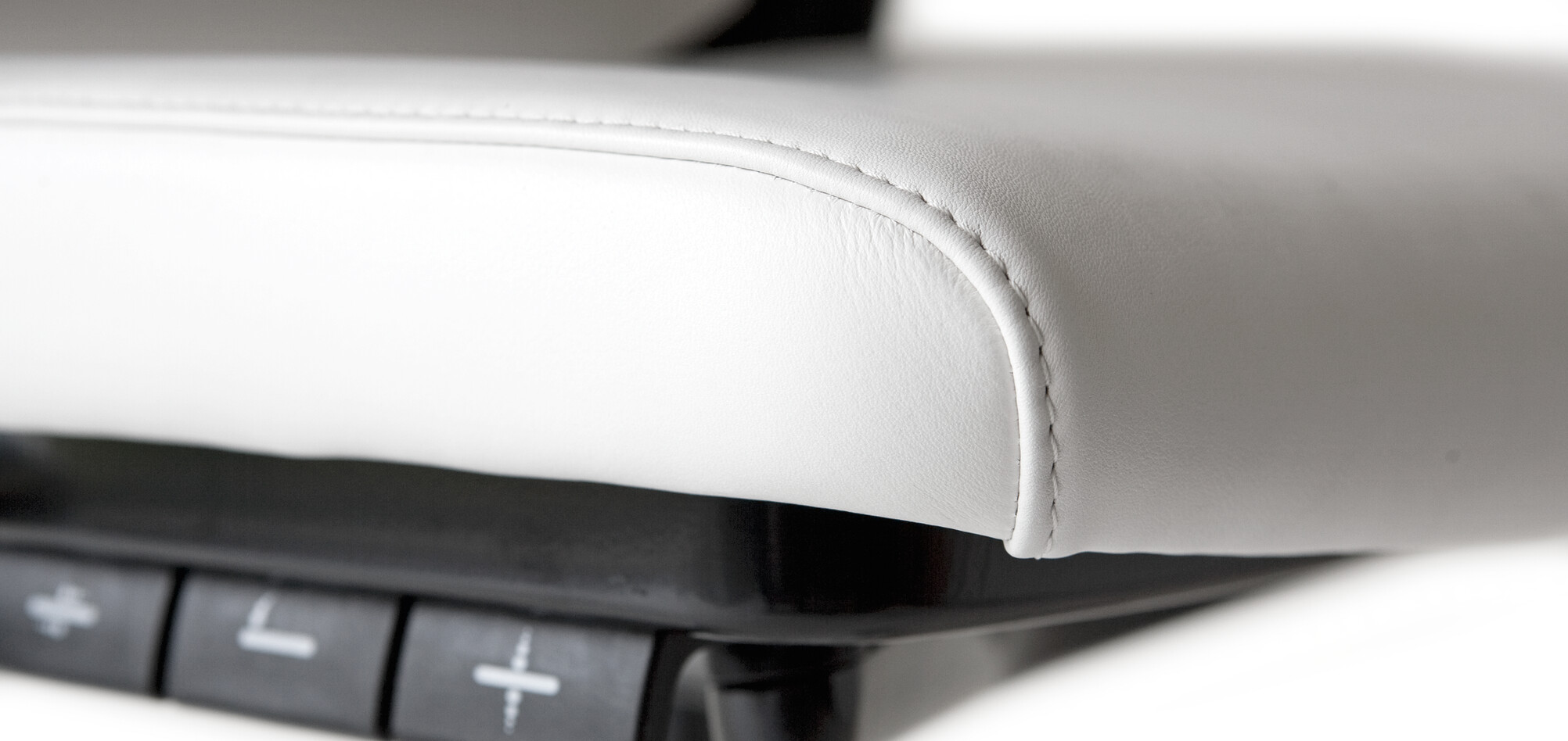 2020 Extra Verta Royal Ahrend 2020 Extra Verta office chair fully upholstered in white leather and polished base front leaft detail view