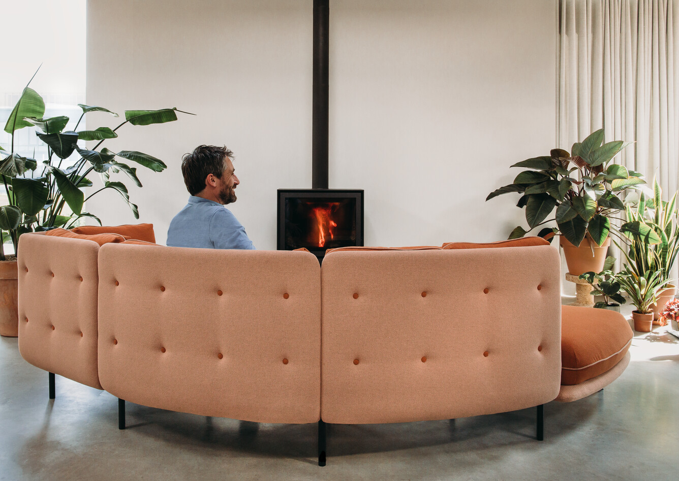 Embrace Royal Ahrend Embrace sofa upholstered in red and yellow with female and male model at HofmanDujardin office in Diemen EB011
