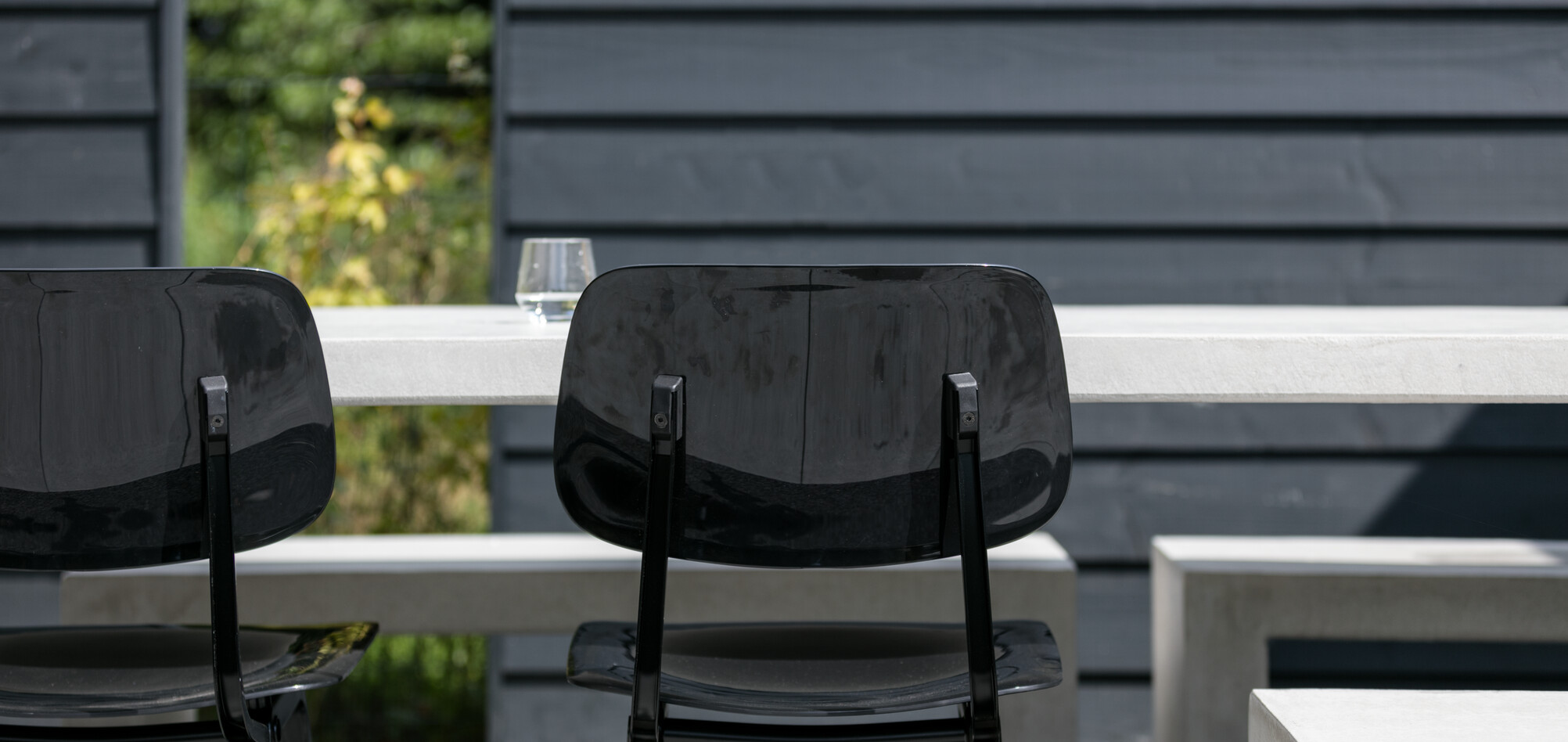 Revolt Royal Ahrend Revolt chairs in black in garden at Stijnstijl in Rosmalen 0807