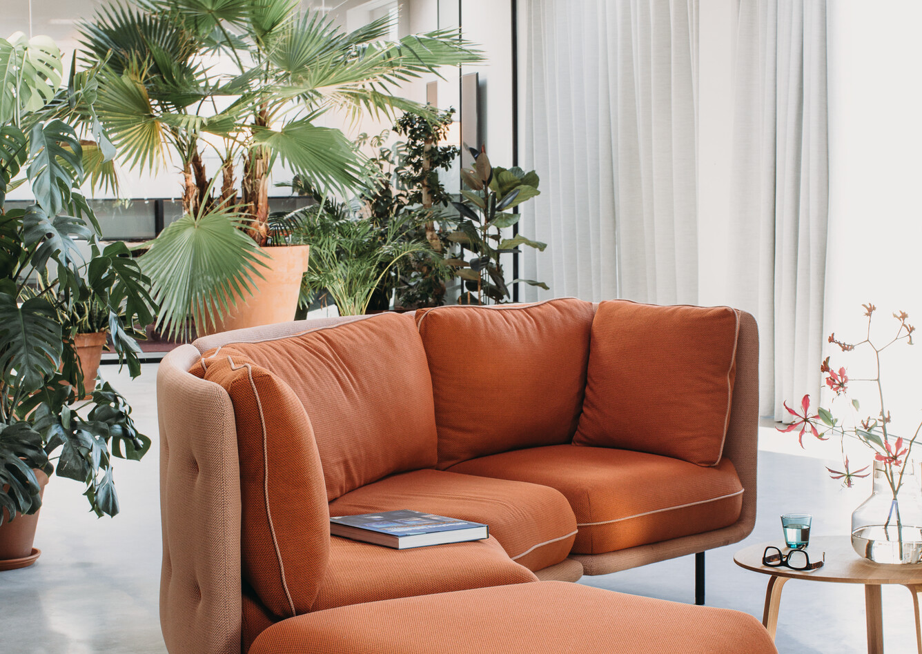 Embrace Royal Ahrend Embrace sofa upholstered in red and yellow at HofmanDujardin office in Diemen EB018