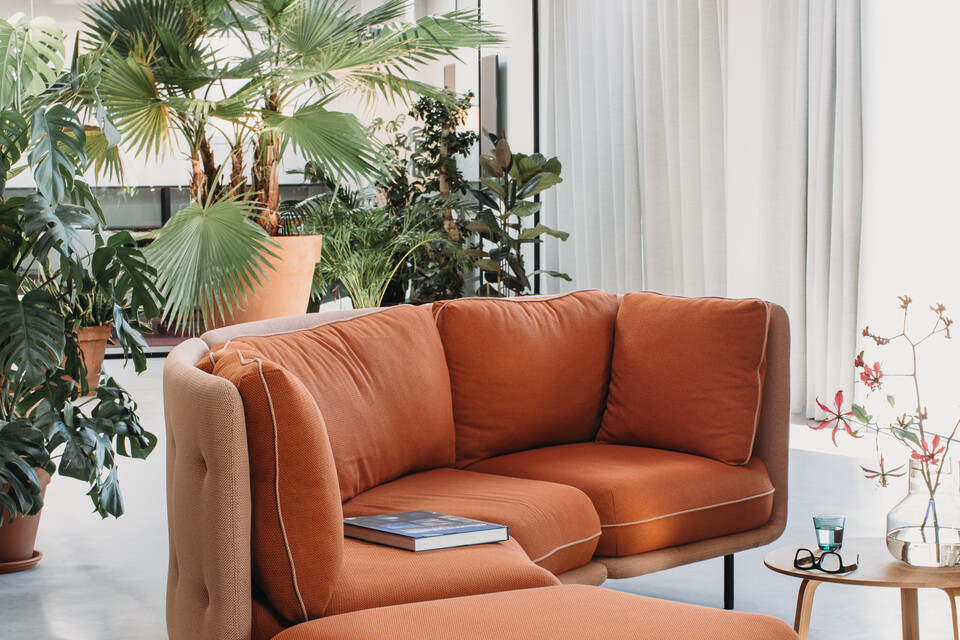Embrace Royal Ahrend Embrace sofa upholstered in red and yellow at HofmanDujardin office in Diemen EB018