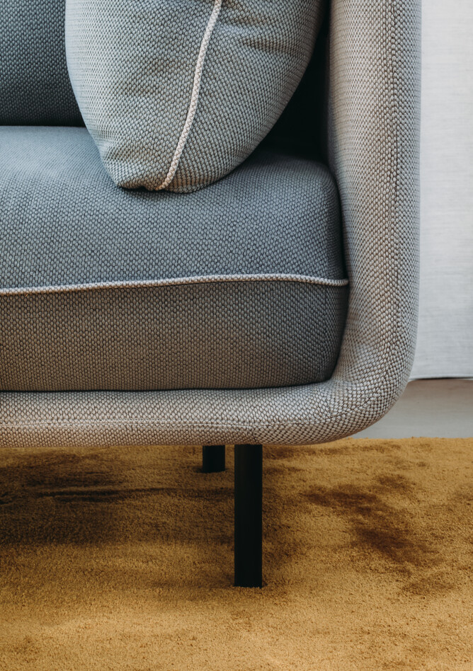 Embrace Royal Ahrend Embrace sofa upholstered in grey at HofmanDujardin office in Diemen EB025