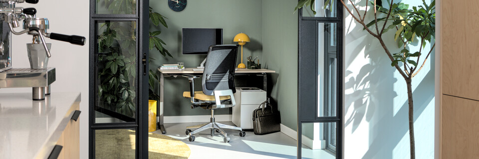 Balance, Ease, Pedestal Royal Ahrend Balance workstation in grey with oak tabletop and Ease office chair upholstered in yellow and black interior view