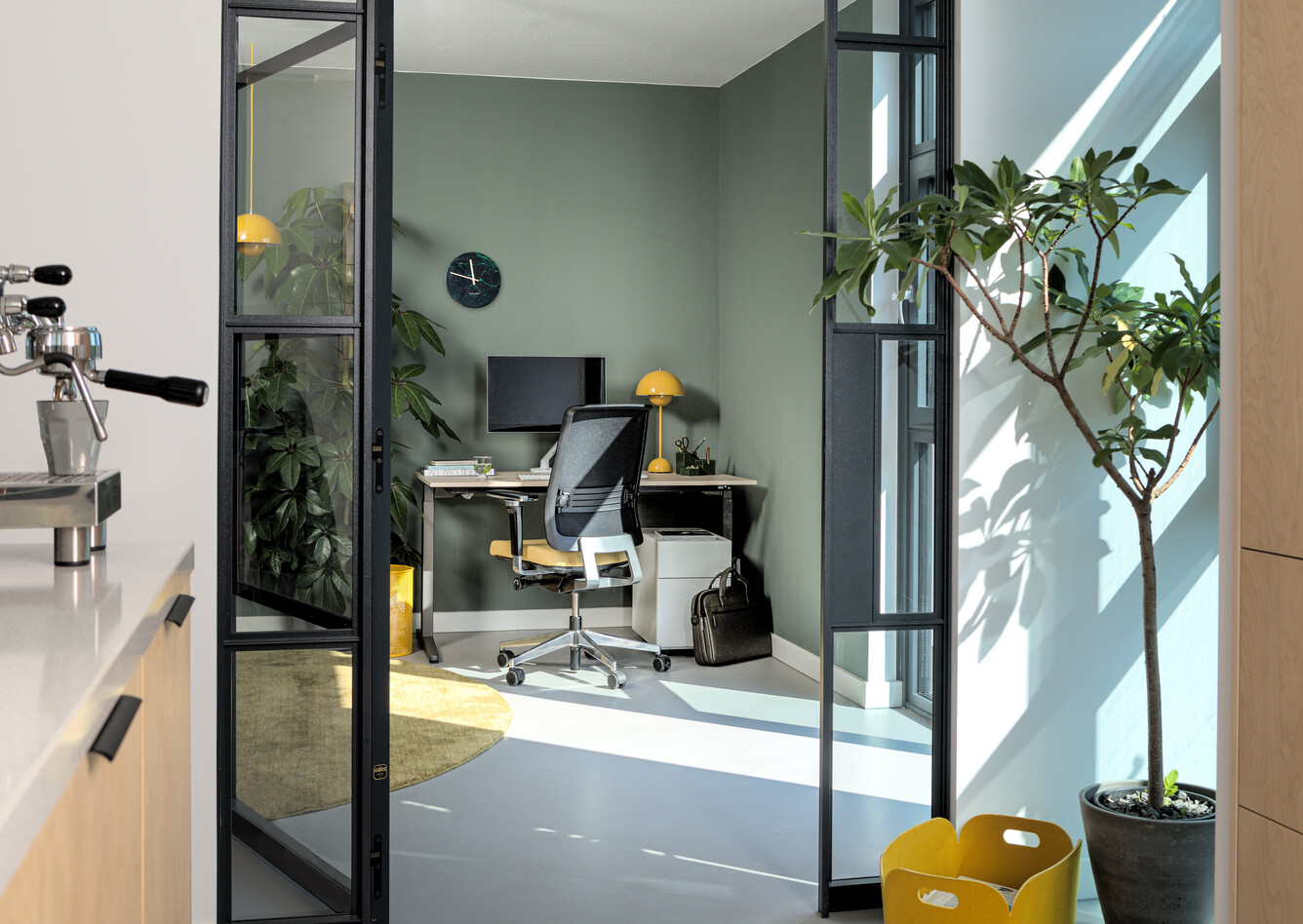 Balance, Ease, Pedestal Royal Ahrend Balance workstation in grey with oak tabletop and Ease office chair upholstered in yellow and black interior view