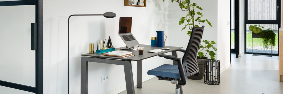Balance, 2020 Extra Verta Royal Ahrend balance workstation in grey with charcoal tabletop and 2020 Extra Verta office chair upholstered in blue interior view