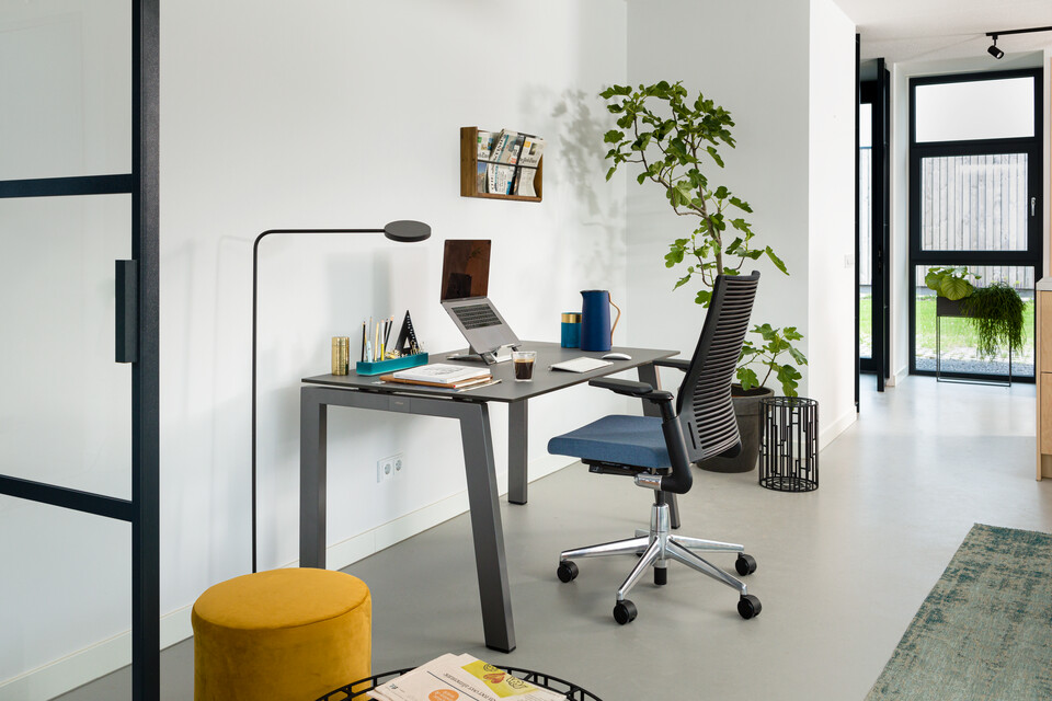Balance, 2020 Extra Verta Royal Ahrend balance workstation in grey with charcoal tabletop and 2020 Extra Verta office chair upholstered in blue interior view