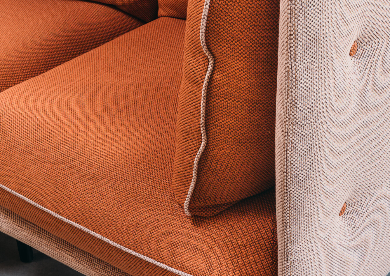 Embrace Royal Ahrend Embrace sofa upholstered in red and yellow at HofmanDujardin office in Diemen EB021