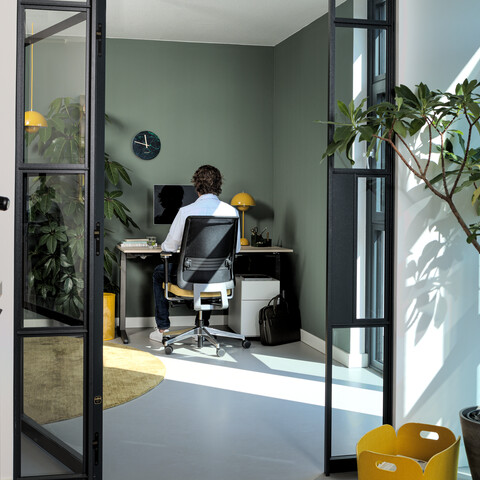 Balance, Ease, Pedestal Royal Ahrend balance workstation in grey with oak tabletop and Ease office chair upholstered in yellow and black with male model interior view