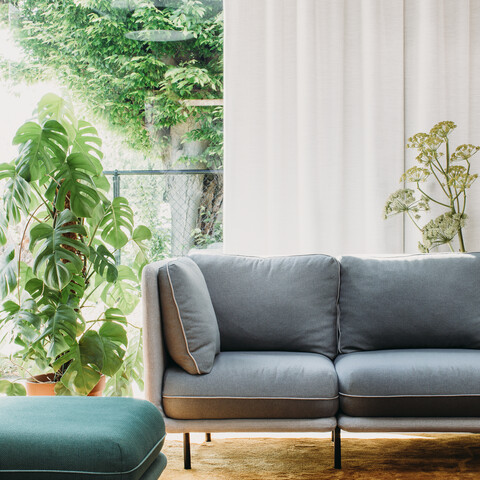 Embrace Royal Ahrend Embrace sofa upholstered in grey and 1 seater in green at HofmanDujardin office in Diemen EB024