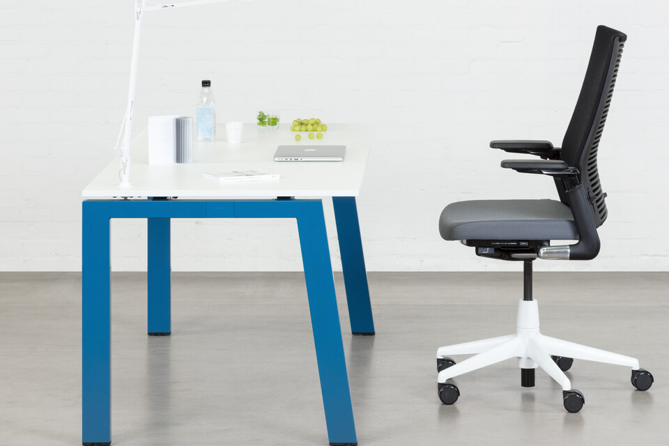 Balance, 2020 Extra Verta Royal Ahrend Balance 4 leg hybrid workstation in blue with white top and grey 2020 office chair with white base left side view
