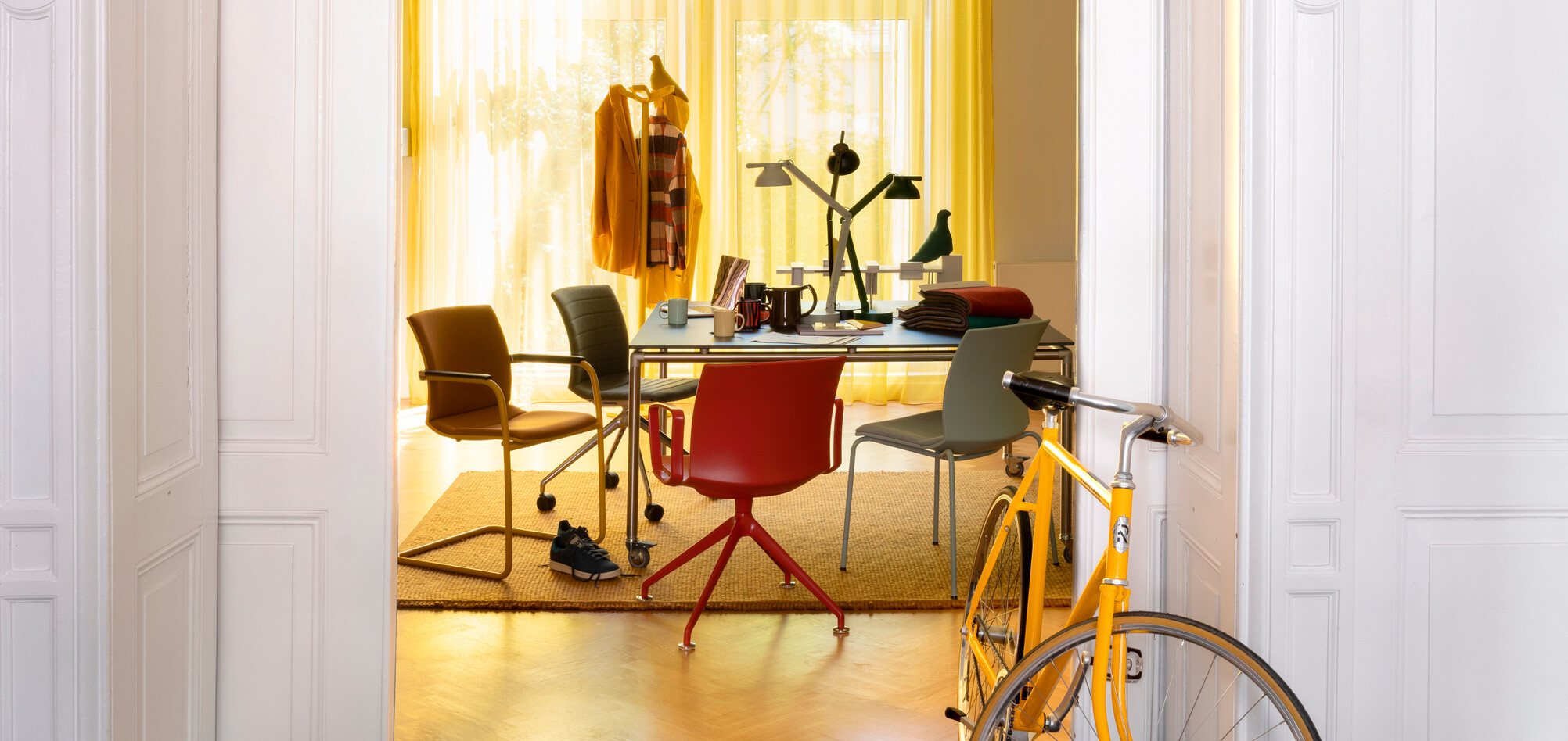 Well, Move Royal Ahrend Well chairs with yellow bike at Kvadrat store in Amsterdam DSF3216