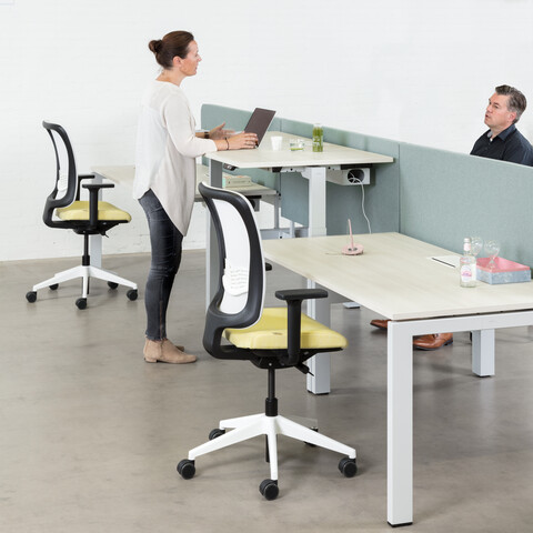 Balance, SQALA Royal Ahrend Balance 4 leg bench in white with maple tops with middle stand height and light blue screen with SQALA office chairs front right detail view