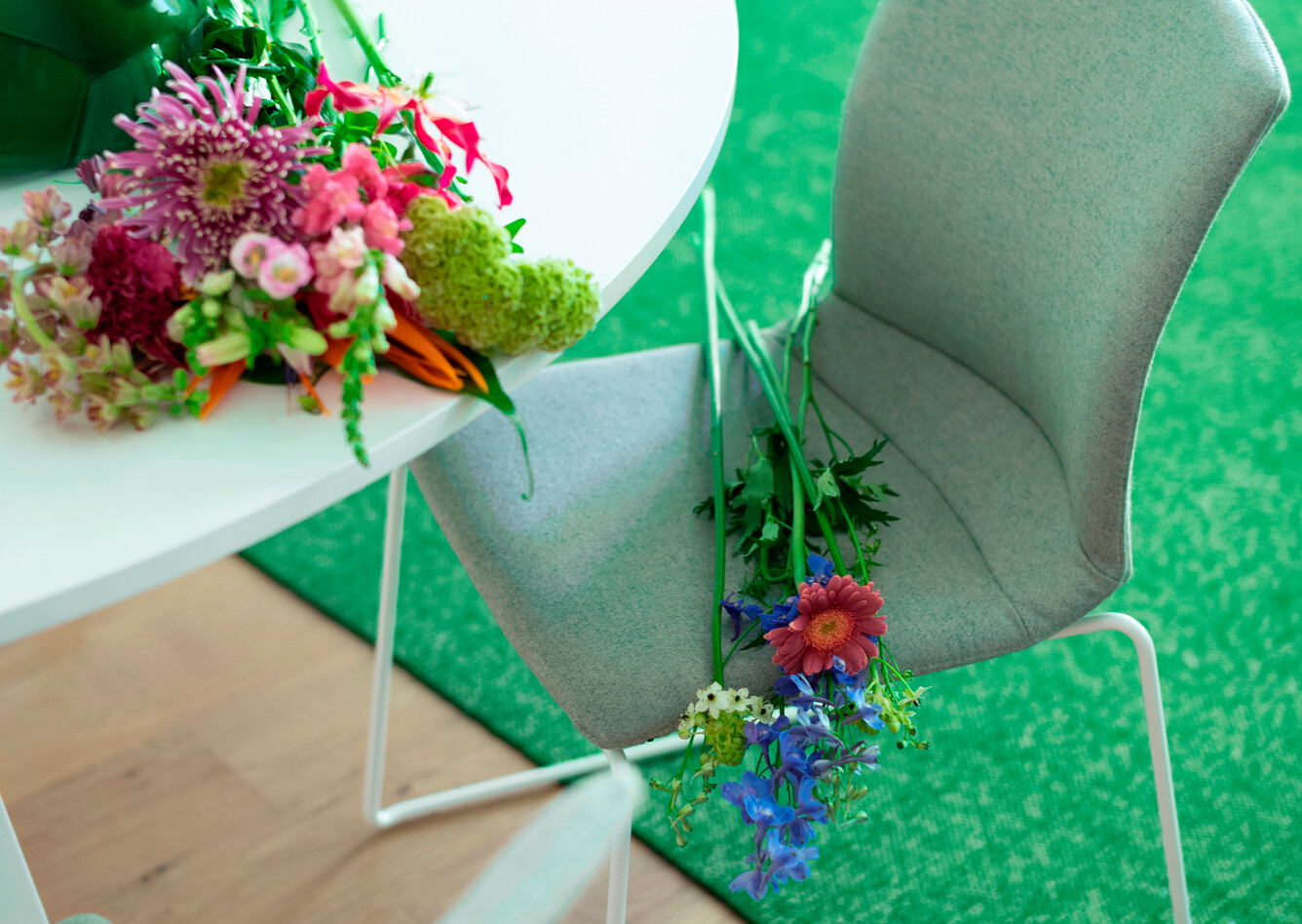 Well, Aero Royal Ahrend Well sled base chair fully upholstered in green at Kvadrat store in Amsterdam L1000848