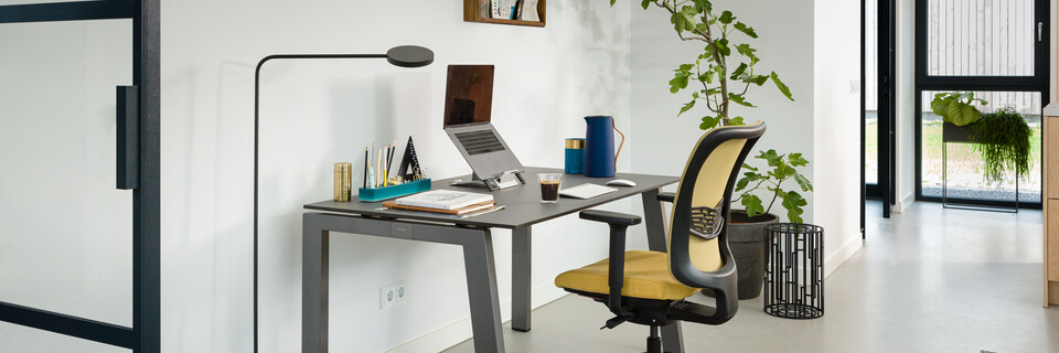 Balance, SQALA Royal Ahrend balance workstation in grey with charcoal tabletop and SQALA office chair upholstered in yellow interior view
