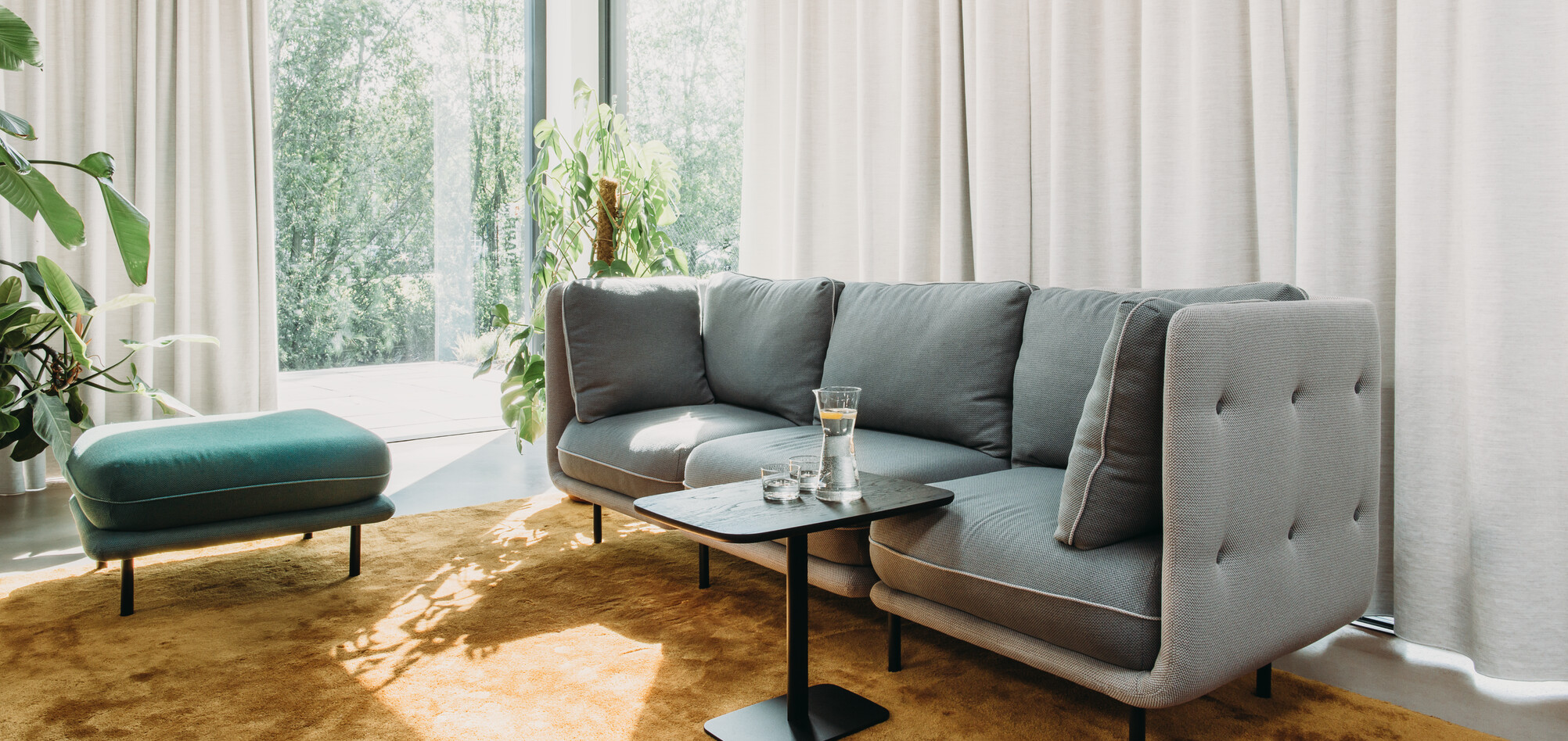 Embrace Royal Ahrend Embrace sofa upholstered in grey and 1 seater in green at HofmanDujardin office in Diemen EB023