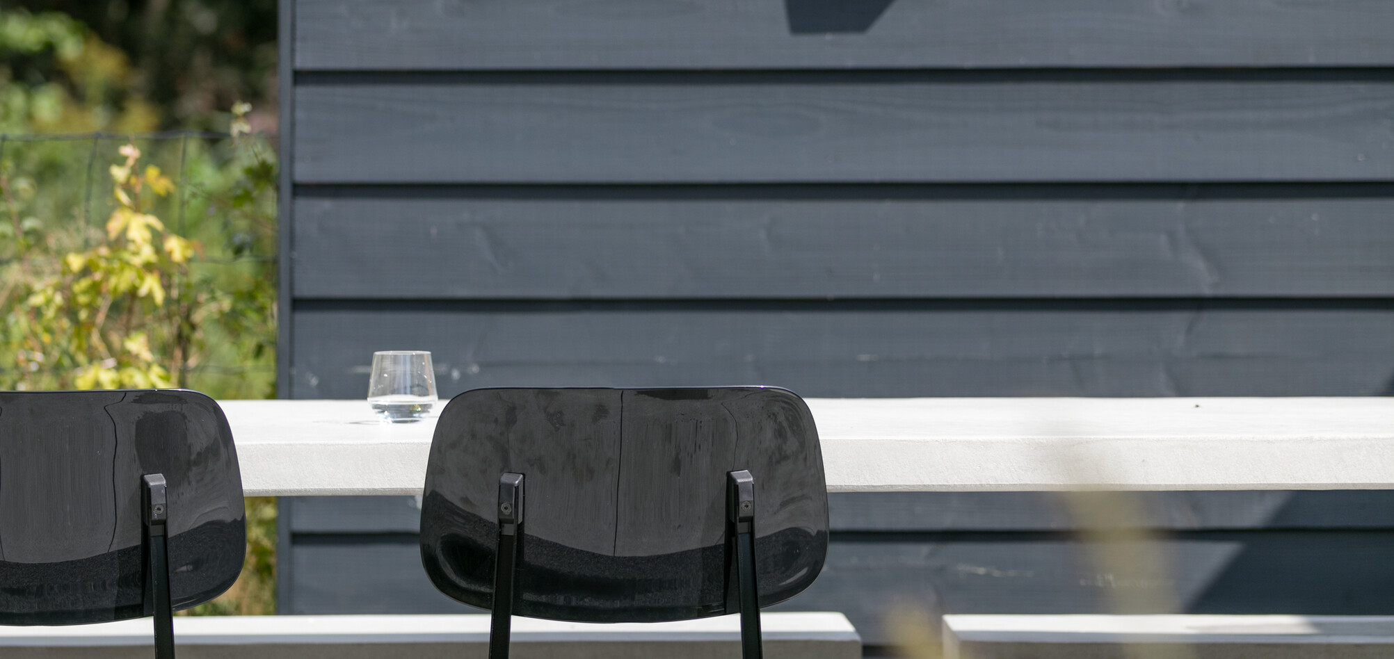 Revolt Royal Ahrend Revolt chairs in black in garden at Stijnstijl in Rosmalen 0810