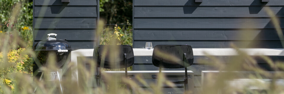 Revolt Royal Ahrend Revolt chairs in black in garden at Stijnstijl in Rosmalen 0809