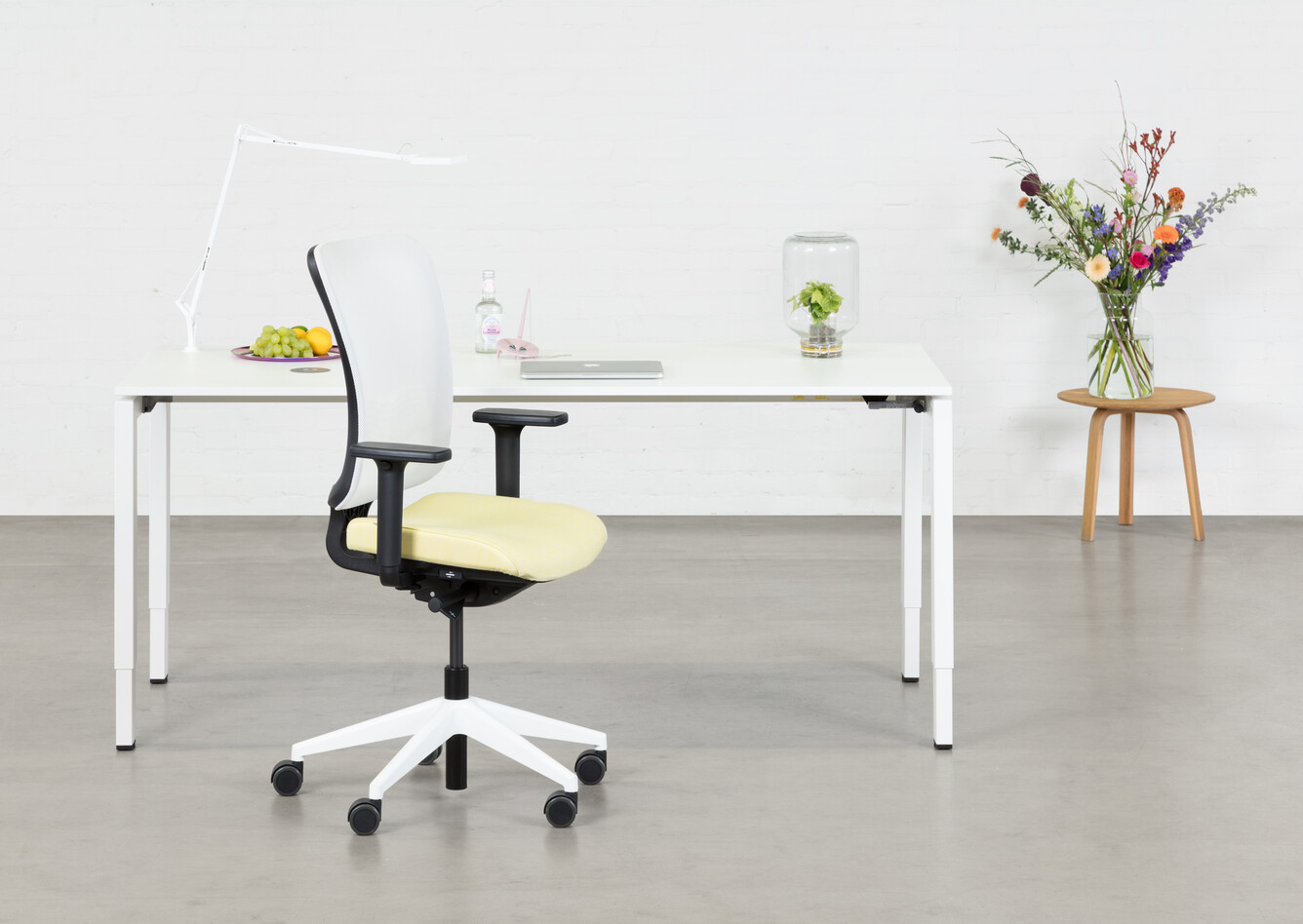Balance, SQALA Royal Ahrend Balance 4 leg in white with yellow and white SQALA office chair front view