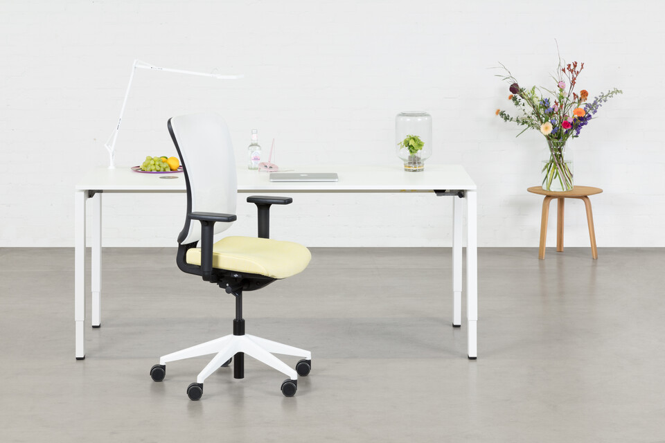 Balance, SQALA Royal Ahrend Balance 4 leg in white with yellow and white SQALA office chair front view