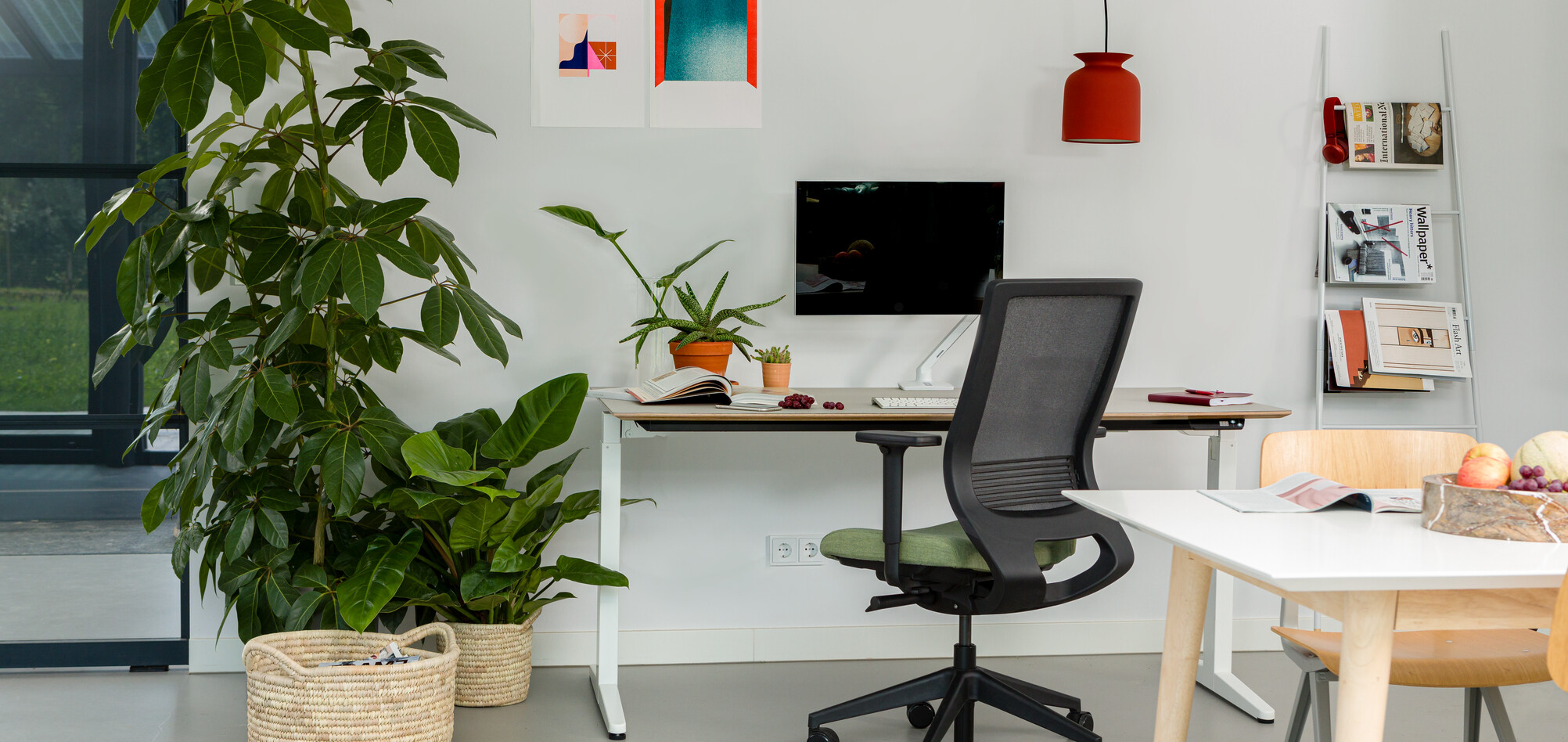 Balance, Prime Royal Ahrend balance workstation in white with oak tabletop and Prime office chair upholstered in green and black interior view