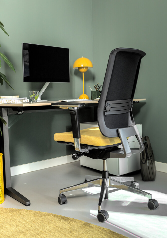 Balance, Ease, Pedestal Royal Ahrend Balance workstation in grey with oak tabletop and Ease office chair upholstered in yellow and black detail interior view