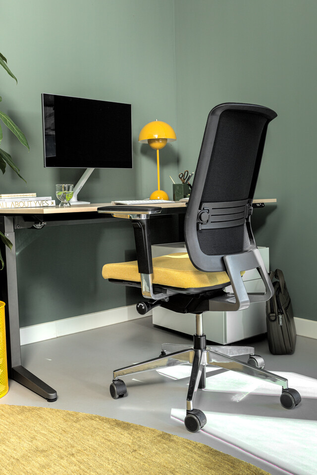 Balance, Ease, Pedestal Royal Ahrend Balance workstation in grey with oak tabletop and Ease office chair upholstered in yellow and black detail interior view