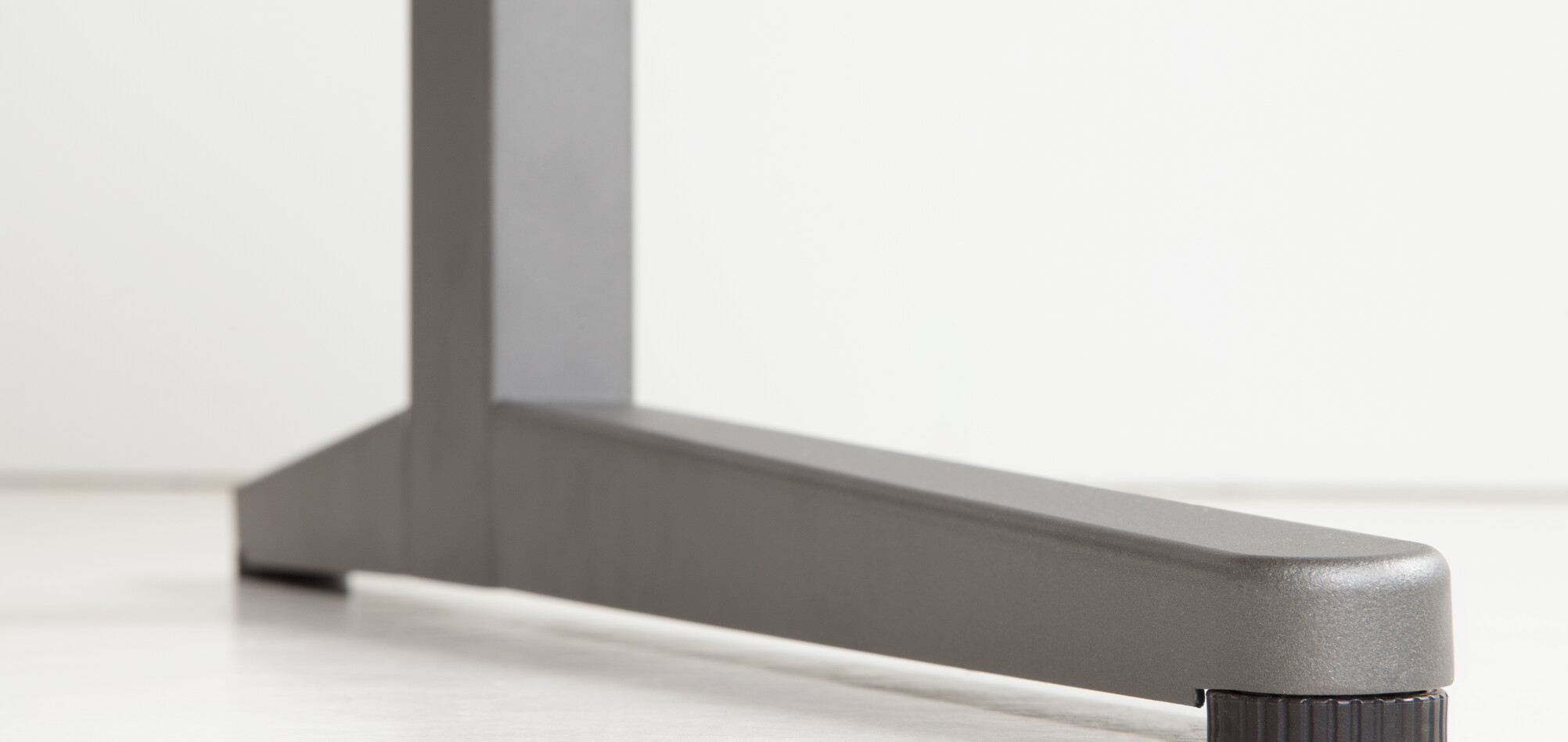 Balance Royal Ahrend Balance workstation leg in grey with black leveling foot front left detail view