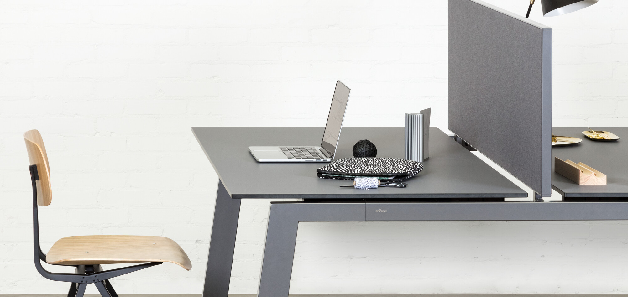 Balance, Result Royal Ahrend Balance 4 leg dual workstation in anthracite with charcoal tops and grey screen with Result chair right side detail view